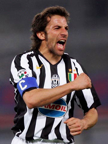 上海市政府向海港赠送冠军贺礼：木雕雄鹰和冠军奖杯刺绣（上海市政府赠海港冠军贺礼：木雕雄鹰与奖杯刺绣）