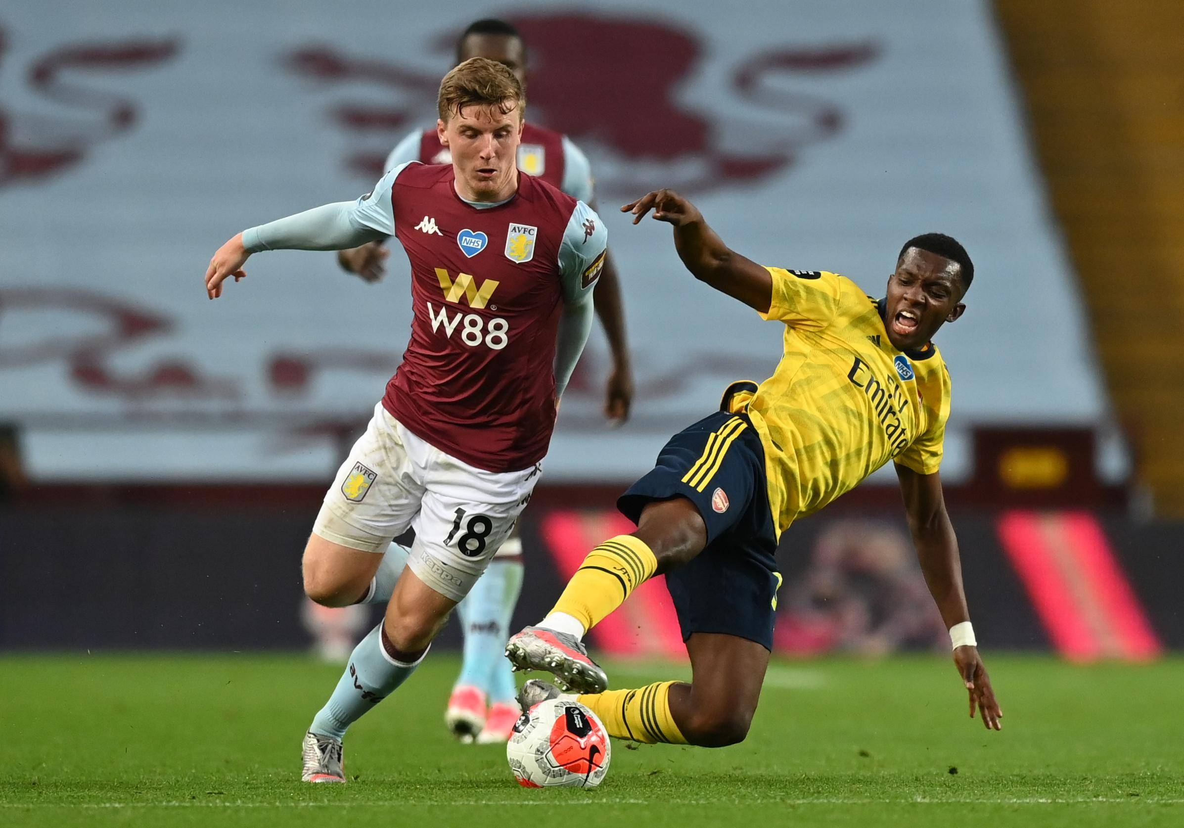 台州队赠沙埠窑青瓷姜糖礼盒，温州队回赠非遗茶饼（台州队以沙埠窑青瓷姜糖礼盒相赠，温州队以非遗茶饼回礼）